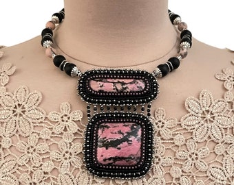 Collier ras de cou rigide avec grand pendentif Rhodonite brodé de perles japonaises, bijoux uniques faits main, cadeau anniversaire