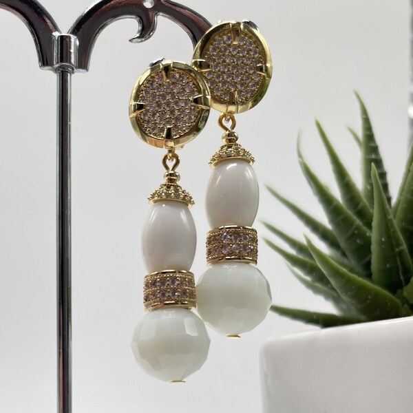 Boucles d'oreilles pendantes longues avec perles d'agate blanche, composants plaqués or 18 carats et zircons, hypoallergéniques, idée cadeau pour elle