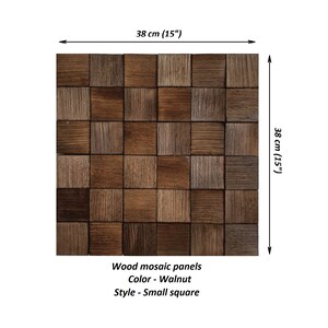 Op de afbeelding: Een 38 cm bij 38 cm houten mozaïektegelpaneel in walnootkleur. Het paneel bestaat uit kleine vierkante tegels die in een rasterpatroon zijn gerangschikt. De tegels zijn gemaakt van echt hout en hebben een natuurlijke houtnerf.