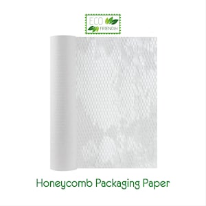 Op de afbeelding: Wit honingraatverpakkingspapier, gedeeltelijk opgerold, met een "Eco Friendly" logo. Het papier heeft een gestructureerd, driedimensionaal honingraatpatroon. De tekst "Honeycomb Packaging Paper" staat onderaan.