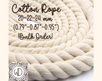 Op de afbeelding: Close-up van een natuurlijk katoenen touw. Het touw is dik en heeft een natuurlijke witte kleur. De tekst op de afbeelding luidt "Cotton Rope 20-22-24 mm (0.79"-0.87"-0.95") !Bulk Order!"