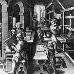 Könnte beinhalten: Detaillierte Schwarz-Weiß-Radierung, die eine Werkstatt einer Druckerei zeigt. Männer sind mit verschiedenen Aufgaben beschäftigt, darunter Schriftsetzen, Einfärben und Bedienen der Presse. Die Szene ist voller Tische, Werkzeuge und Papierstapel.