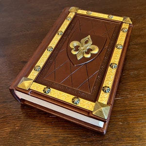 Stemma del giglio - Libro araldico - Taccuino reale - Diario in pelle in stile medievale - Giglio di giglio - Diario fantasy - Libro del mago immagine 2