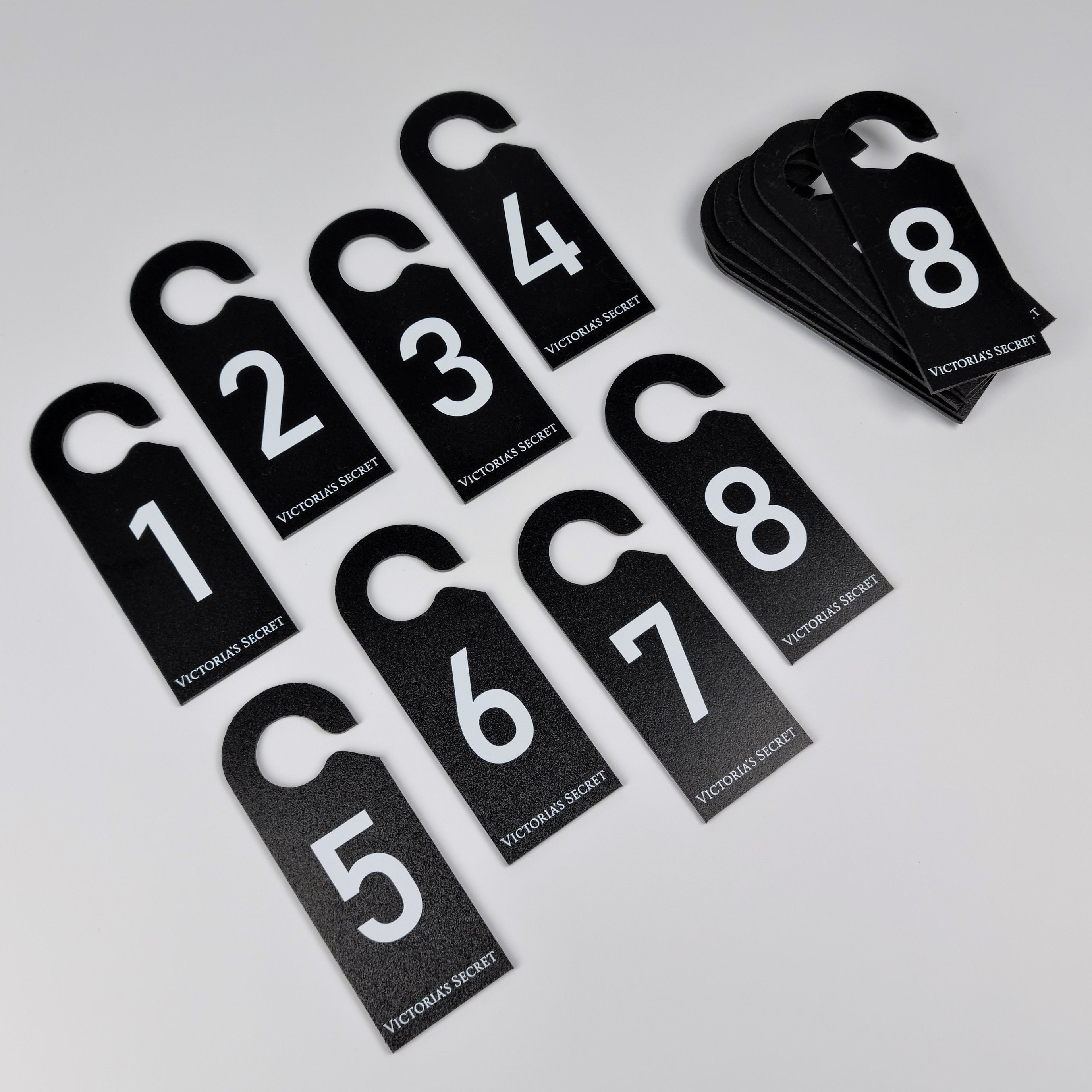 Etichette Numerate In Plastica 1-500 – Per Armadietti, Hotel, Palestra, Magazzino (500 Pezzi, Bianco/Nero)