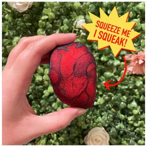 Llavero de peluche con forma de corazón anatómico y sonido