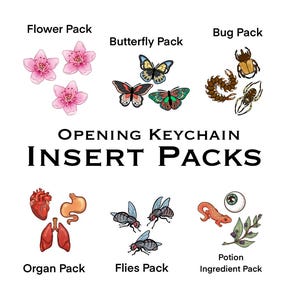 Puede incluir: Un gr&aacute;fico que muestra diez paquetes diferentes de llaveros. Cada paquete presenta un tema diferente, incluyendo flores, mariposas, insectos, &oacute;rganos, moscas e ingredientes de pociones. El texto "OPENING KEYCHAIN INSERT PACKS" se muestra en letras negritas.