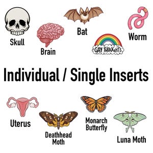 Puede incluir: Ilustración con varios elementos anatómicos y naturales. Incluye un cráneo, cerebro, murciélago, gusano, útero, mariposa monarca, esfinge de la calavera y polilla luna. El texto dice "Individual / Single Inserts" y "Gay Thoughts".