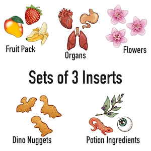 Puede incluir: Un conjunto de 3 insertos para un juego o un proyecto artesanal. Los conjuntos incluyen un paquete de frutas con un mango, una fresa y un pl&aacute;tano, un conjunto de &oacute;rganos con un coraz&oacute;n, pulmones y est&oacute;mago, un conjunto de flores con tres flores rosas, un conjunto de nuggets de dinosaurio con tres bocadillos con forma de dinosaurio, y un conjunto de ingredientes para pociones con un lagarto, una planta y un ojo.