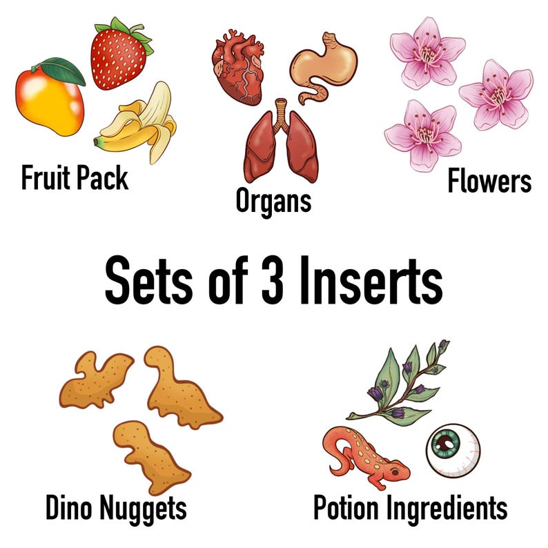 Puede incluir: Un conjunto de 3 insertos para un juego o un proyecto artesanal. Los conjuntos incluyen un paquete de frutas con un mango, una fresa y un pl&aacute;tano, un conjunto de &oacute;rganos con un coraz&oacute;n, pulmones y est&oacute;mago, un conjunto de flores con tres flores rosas, un conjunto de nuggets de dinosaurio con tres bocadillos con forma de dinosaurio, y un conjunto de ingredientes para pociones con un lagarto, una planta y un ojo.