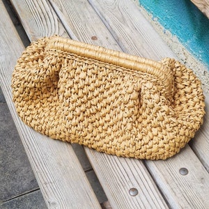 Sommertasche aus Stroh, gehäkelte Raffia-Clutch, Korb-Strandtasche, Knödeltasche, Wolkentasche, Stricktasche, handgefertigte gewebte Clutch, Geschenk für Sie