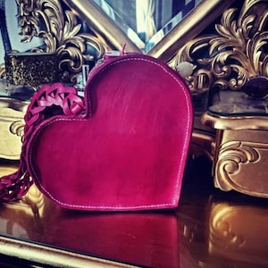 Bolso de piel fucsia, Cartera de piel con forma de corazón, Cartera de mano rosa, Bolso de mano, Bolso con nudo japonés, Bolso pequeño de piel para mujer