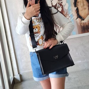 Schwarze minimalistische Messenger-Tasche im Umschlag-Stil, große Clutch-Umhängetasche, Crossover-Handtasche, Anwaltsgeschenk für Frauen, Geschäftsgeschenk für Männer