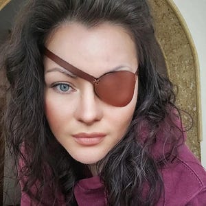 Ręcznie robiona skórzana opaska na oko z celtyckim grawerunkiem Valknut