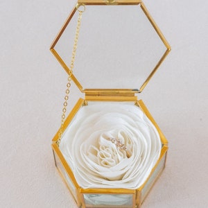 Floral wedding ring holder in glass and golden brass Chic and refined wedding