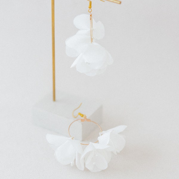 Boucles d'oreilles dorées Créoles fleuries en tissu ivoire Style élégant