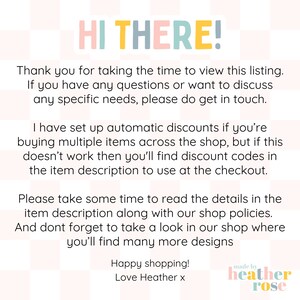 K&ouml;nnte beinhalten: Ein wei&szlig;er Hintergrund mit einem rosa-wei&szlig; karierten Muster. Der Text "HI THERE!" steht in bunten Buchstaben oben. Der Text darunter enth&auml;lt Informationen &uuml;ber den Shop, Rabatte und Richtlinien. Der Name des Shops, "heather rose", steht unten.