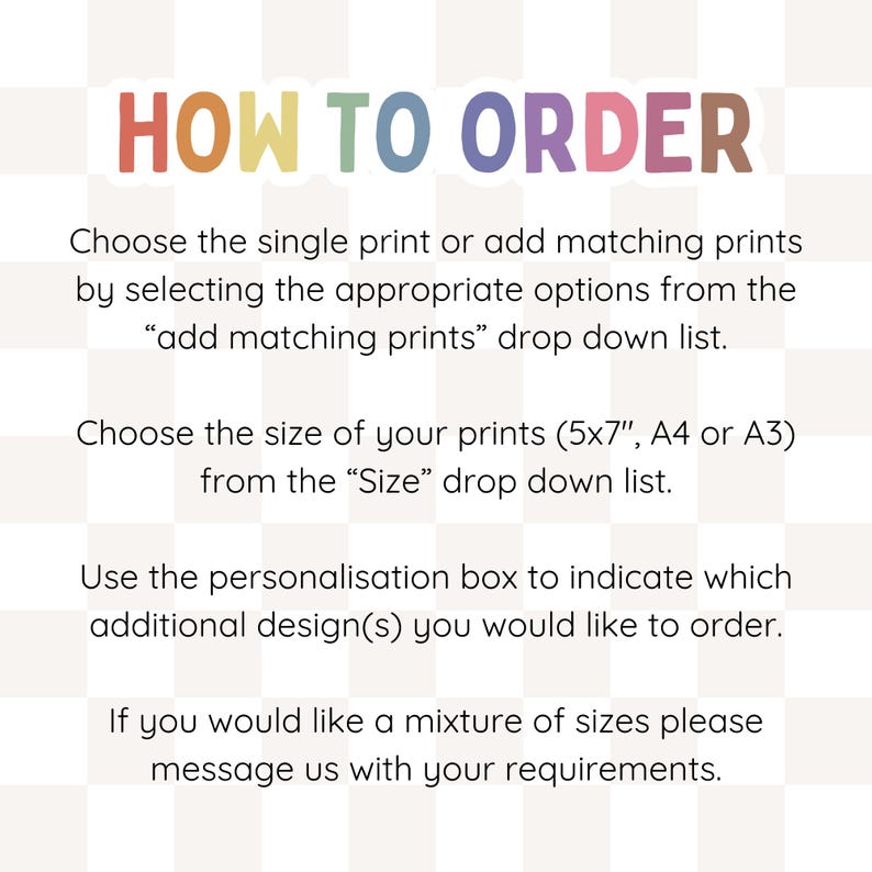 K&ouml;nnte beinhalten: Wei&szlig;er Hintergrund mit dem Text "HOW TO ORDER" in bunten Buchstaben. Der Text darunter erkl&auml;rt, wie man Drucke bestellt, einschlie&szlig;lich der Auswahl von Optionen, Gr&ouml;&szlig;en (5x7", A4 oder A3) und der Verwendung des Personalisierungsfelds. Das Bild ist eine Anleitung zum Bestellen von Drucken.