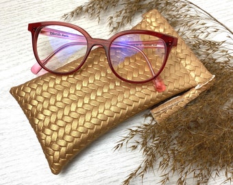 Glasses case / case for sunglasses made of structured synthetic leather with snap closure and decorative tassel