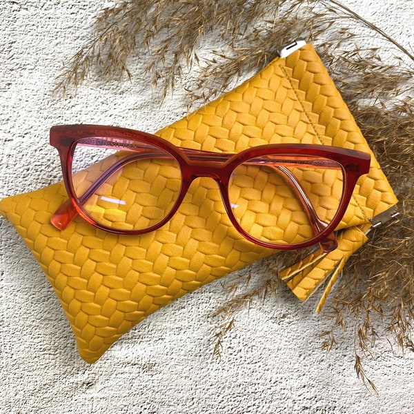 Brillenetui / Etui für Sonnenbrillen aus strukturiertem Kunstleder mit Schnappverschluss und Deko-Quaste