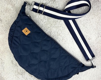 Halfmoon Bag | Moonbag made of dark blue quilted fabric