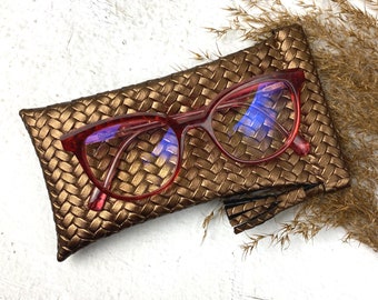 Glasses case / sunglasses case made of textured synthetic leather with snap closure and decorative tassel in gold-brown