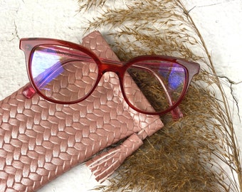 Glasses case / case for sunglasses made of textured imitation leather with snap closure and decorative tassel