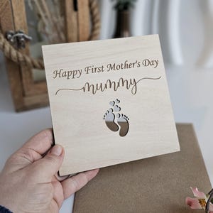 Tarjeta para el primer día de la madre con pies de bebé, recuerdo de madera personalizado, adorno floral para escritorio