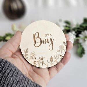 Faire-part de bébé en bois C'est un garçon/une fille - Prairie florale - Carte jalon/Disques Photo Prop Plaque - Médias sociaux à plat