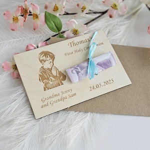 Regalo de Primera Comunión - Tarjeta Monedero - Recuerdo de Madera Personalizado - Portavales - Bautismo - Confirmación - Niño Rezando