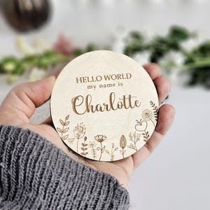 "Personalisierte Namensankündigung aus Holz für Babys - ""Hello World, My Name Is"" - ""Hello World, My Name Is"" - Blumenwiese Design."