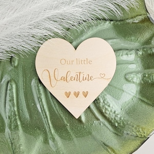 Faire-part de bébé en bois Notre petit valentin | Plaque pour accessoire photo pour cartes/disques jalons | Support plat pour réseaux sociaux