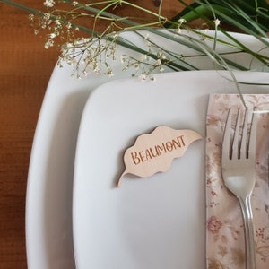 Rustikales hölzernes Blatt-Gedeck - personalisierte Herbsttischdekoration für Hochzeiten, Erntedank und Herbstfeiern