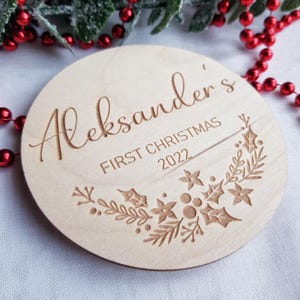 Personalizowany krążek bożonarodzeniowy Baby First Christmas, etykieta na pudełko/skrzynię Christmas Eve, tabliczka z kartką/płytami Milestone Photo Prop | Social Media Flat Lay Prop