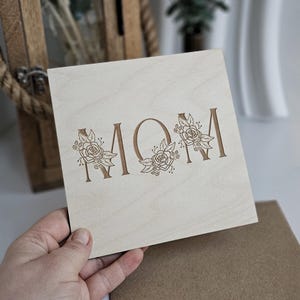 Tarjeta del Día de la Madre con motivo de rosa, recuerdo de madera personalizado, adorno floral para escritorio