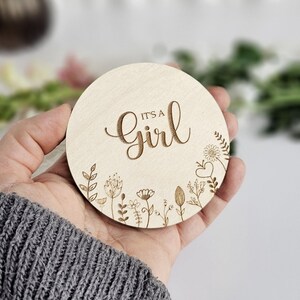 Faire-part de bébé en bois, c'est une fille/garçon - prairie florale - carte jalon/disques Photo Prop Plaque - accessoire plat pour médias sociaux