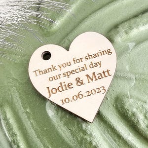 Etiquetas de madera personalizadas con forma de corazón para recuerdos de boda, etiquetas de agradecimiento, etiquetas rústicas grabadas para regalos, etiquetas para despedidas de soltera, fichas personalizadas.