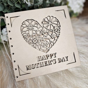 Gepersonaliseerde houten Moederdagkaart – hart met bloemen | Aangepast cadeau voor moeder, moeder, stiefmoeder, oma, oppas | Romantische berkenhouten kaart
