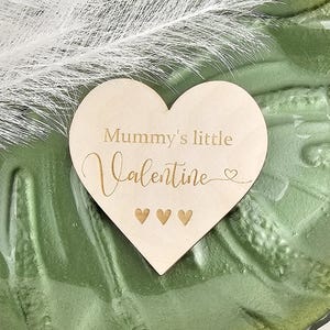 Faire-part pour bébé en bois La petite Saint-Valentin de maman | Plaque pour accessoire photo pour cartes/disques jalons | Support plat pour réseaux sociaux