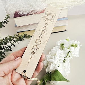 Élégant signet du système solaire en bois - Lune et planètes avec dessin au trait mystique et message personnalisable au dos