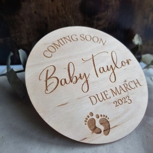 Plaquette de faire-part de naissance bientôt disponible - Carte d'étape en bois personnalisée et accessoire photo