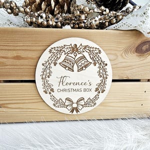 Personalizowany krążek bożonarodzeniowy Baby First Christmas, etykieta na pudełko/skrzynię Christmas Eve, tabliczka z kartką/płytami Milestone Photo Prop | Social Media Flat Lay Prop
