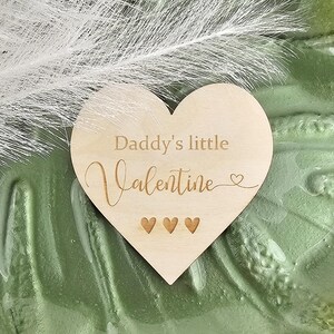 Faire-part bébé en bois La petite Saint-Valentin à papa | Plaque pour accessoire photo pour cartes/disques jalons | Support plat pour réseaux sociaux