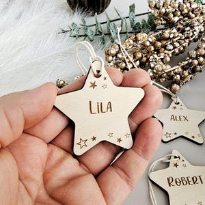 Gepersonaliseerde stervorm houten cadeaukaartjes, lasergegraveerde ornamenten voor kerstboomaandenken hangende decoraties, kerstnaamkaartjes