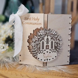 Conception personnalisée d'église de carte de première communion, souvenir en bois rustique, carte-cadeau de message personnalisé
