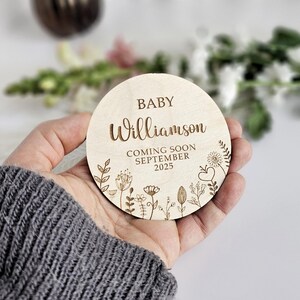 Prochainement Plaque de faire-part de naissance - Prairie florale - Disque d'étape en bois personnalisé et accessoire photo