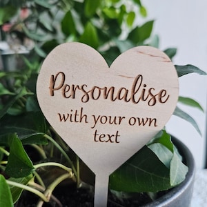 Personalisierte Holz Pflanze Geschenkanhänger, Pflanzenetikett, Laser geschnitten und graviert eine beliebige Nachricht Zitat Namen Text, Geschenk für einen Pflanzenliebhaber, Öko-Pflanzenetikett
