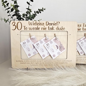 Marco de dinero de cumpleaños personalizado, recuerdo de madera con forma de billete, billetera para vales, para cualquier edad (20, 25, 30, 35, 40, 50, 60 años)