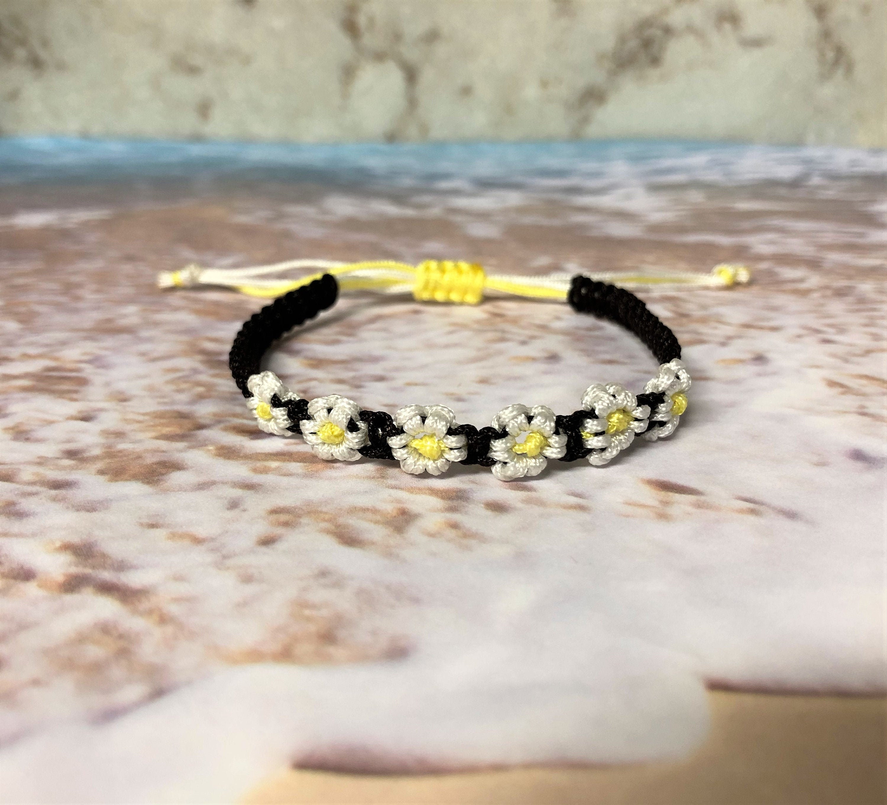 Hand knotted daisy flowers macramé bracelet. Selfadjustable. Etsy