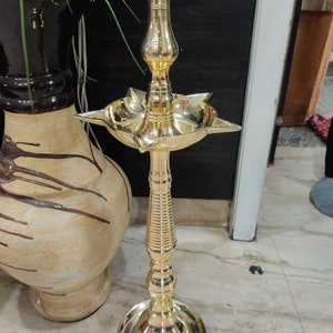 Messing lotusolielamp Messing diya-standaard, koperen olielamp, lange koperen diya-standaard, traditionele diya, diya-lampdecor, koperen diya voor interieur