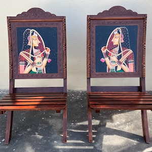 Rajasthani massief houten handgeschilderde Bani Thani klapstoel | Houten zitstoel | Woonkamerdecoratie | Handgeschilderd in etnische stijl